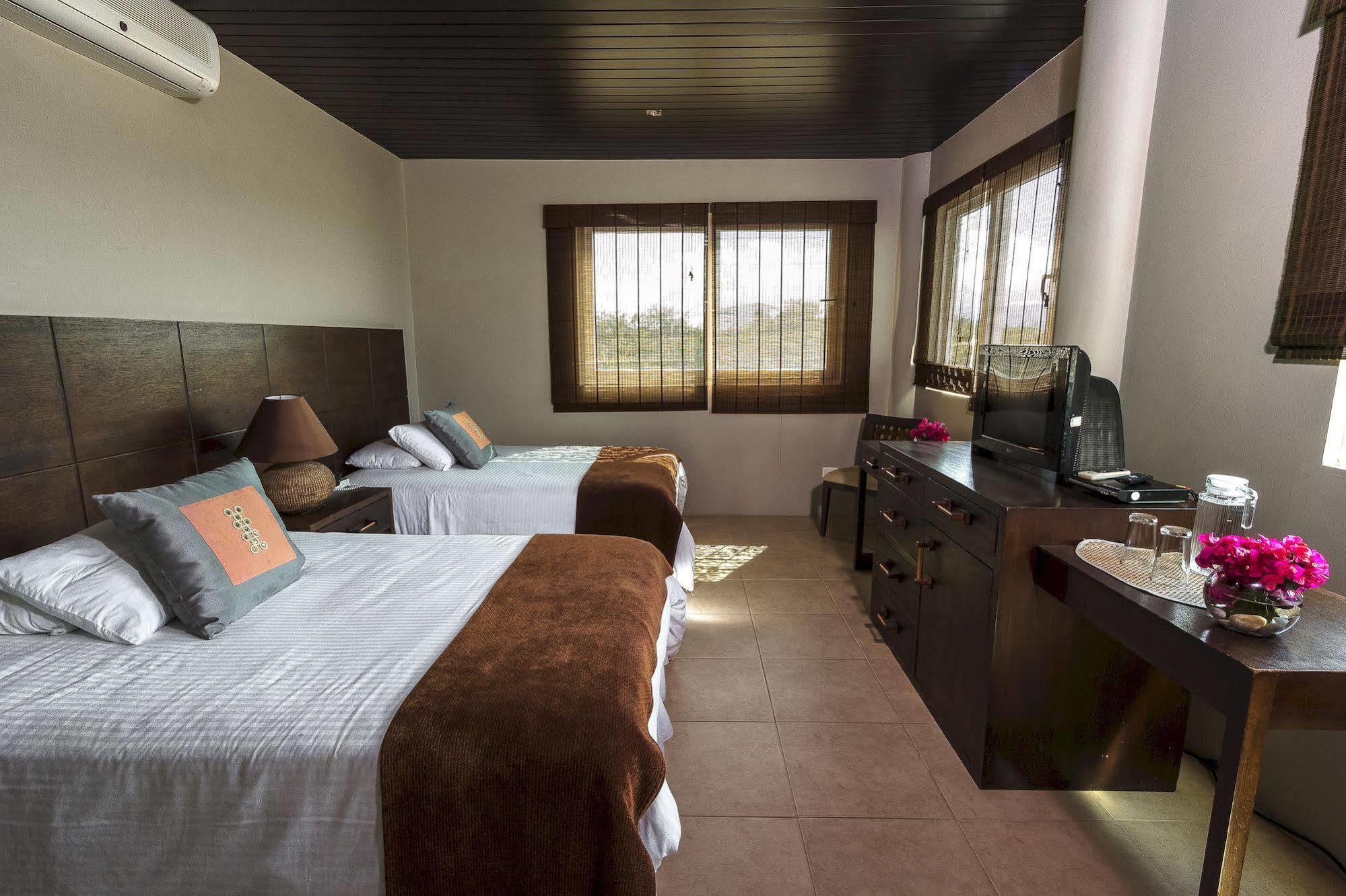 Iguana Crossing Boutique Hotel Puerto Villamil Buitenkant foto