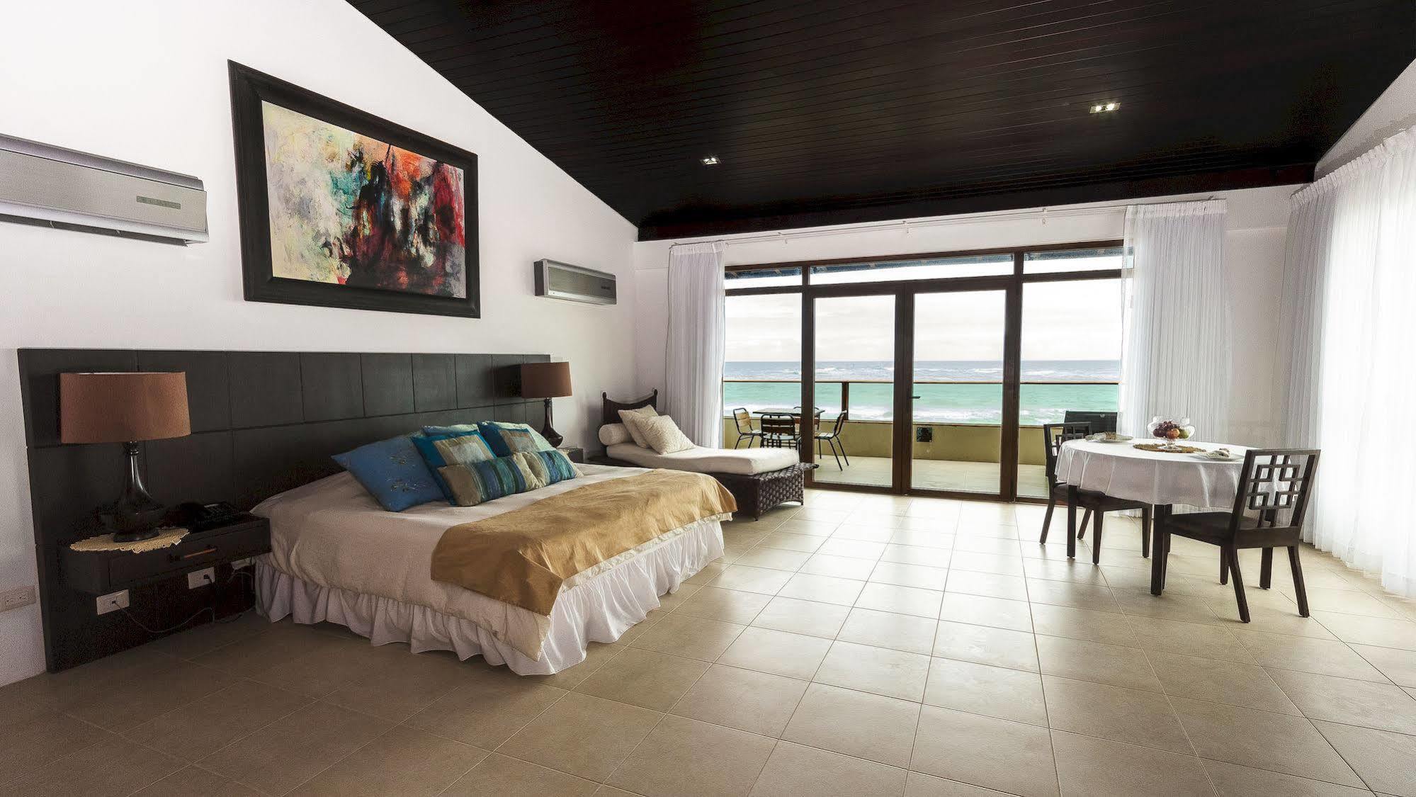 Iguana Crossing Boutique Hotel Puerto Villamil Buitenkant foto